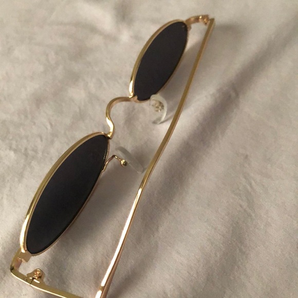 Small oval sunglasses with gold frame - Picture 3 of 3
